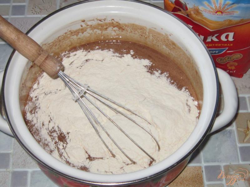 Фото приготовление рецепта: Шоколадные кексы с черносливом шаг №5