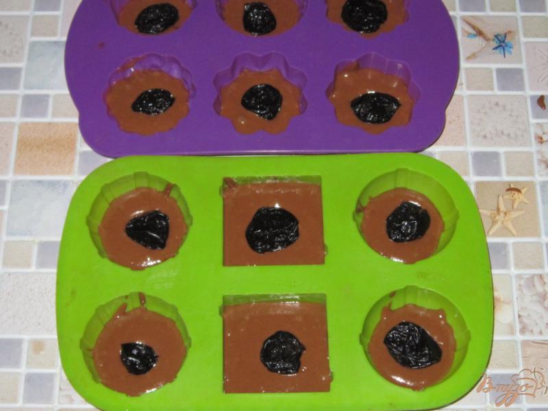Фото приготовление рецепта: Шоколадные кексы с черносливом шаг №8