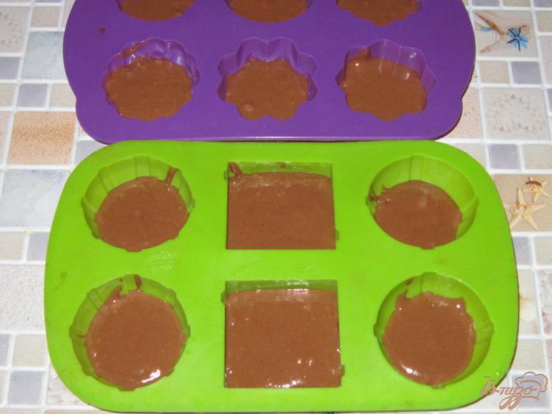 Фото приготовление рецепта: Шоколадные кексы с черносливом шаг №7