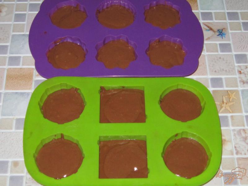 Фото приготовление рецепта: Шоколадные кексы с черносливом шаг №9