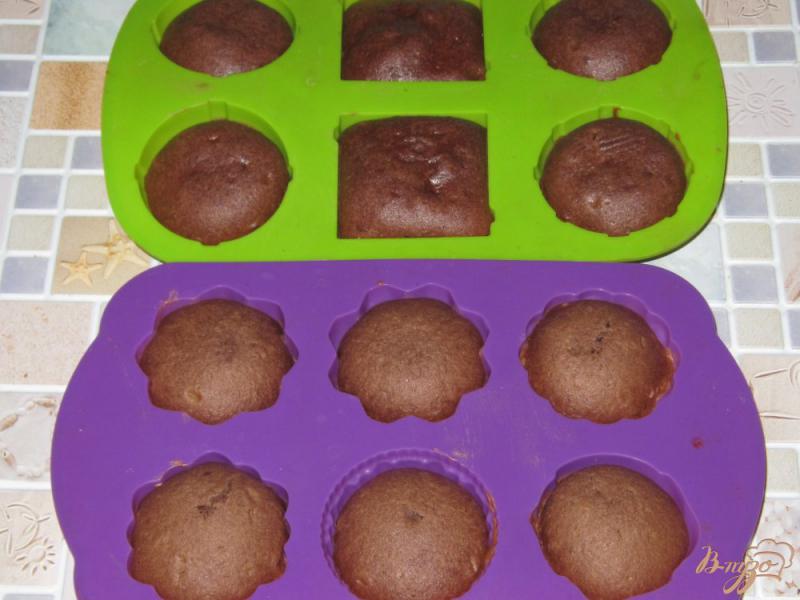 Фото приготовление рецепта: Шоколадные кексы с черносливом шаг №10