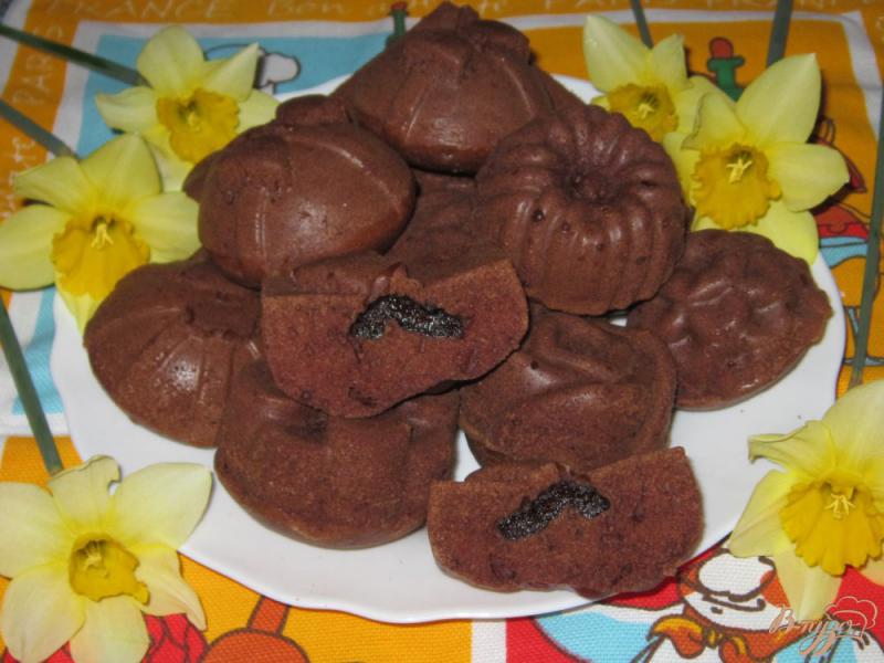 Фото приготовление рецепта: Шоколадные кексы с черносливом шаг №11