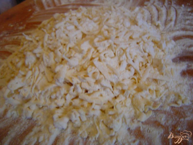 Фото приготовление рецепта: Слоеное тесто за несколько минут шаг №4