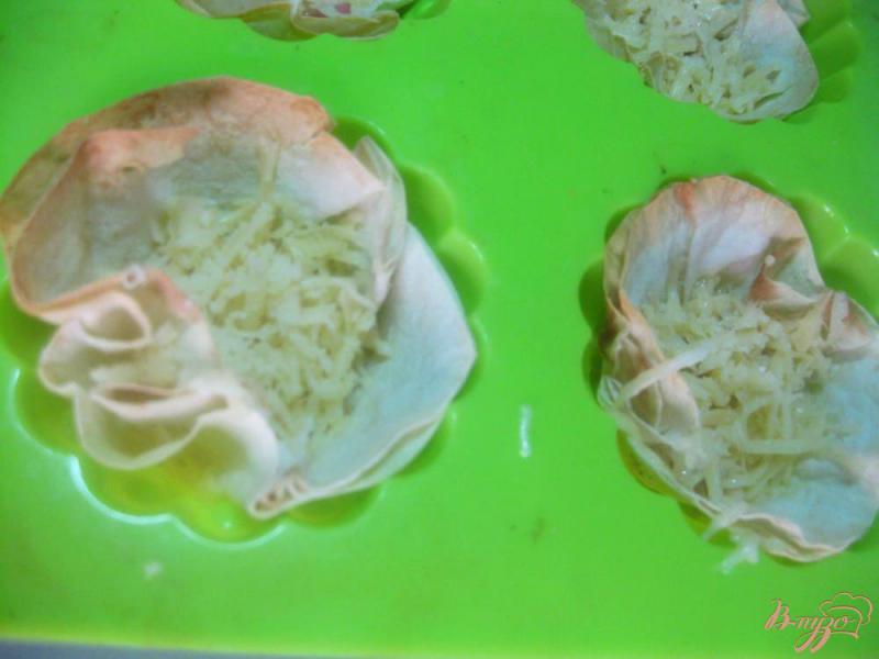 Фото приготовление рецепта: Корзинки из лаваша с грибами и сыром шаг №7