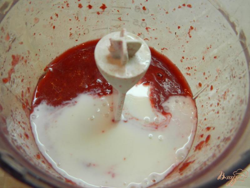Фото приготовление рецепта: Домашнее малиновое мороженое шаг №4