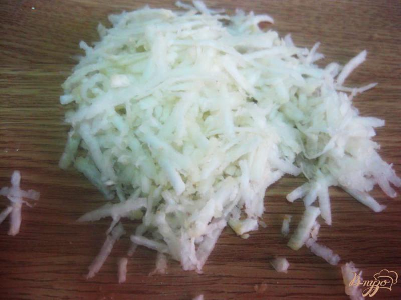 Фото приготовление рецепта: Салат с сельдереем грибами и кунжутом шаг №5