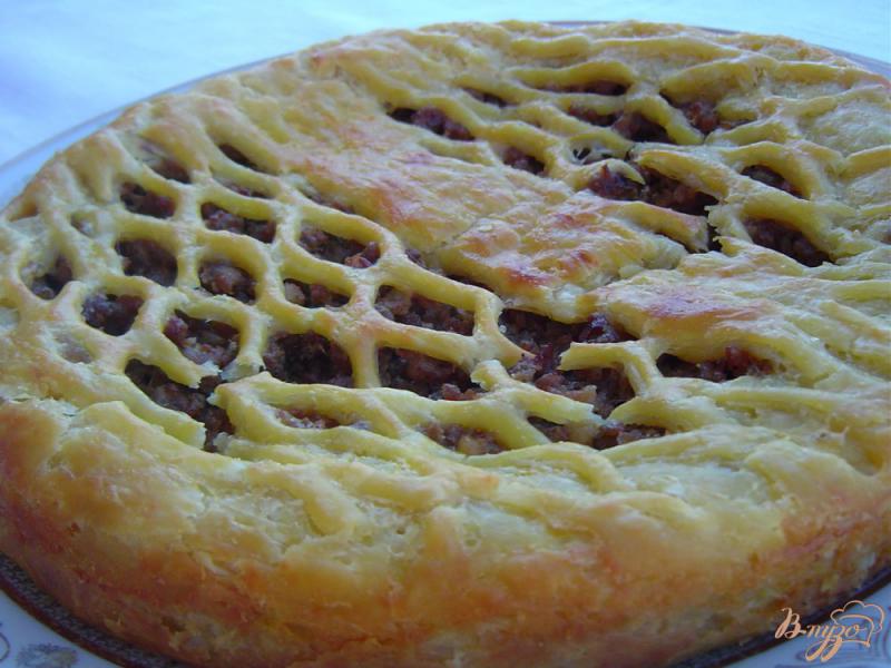 Фото приготовление рецепта: Мясной пирог из домашнего слоеного теста шаг №6
