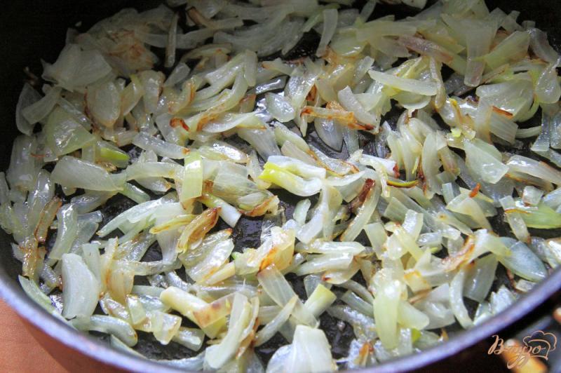 Фото приготовление рецепта: Макароны с луком и сыром на сковороде шаг №3