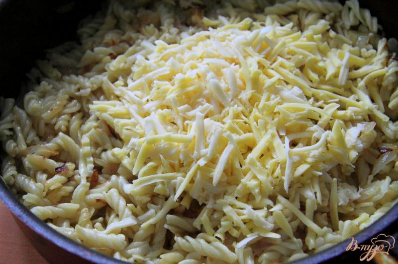Фото приготовление рецепта: Макароны с луком и сыром на сковороде шаг №5