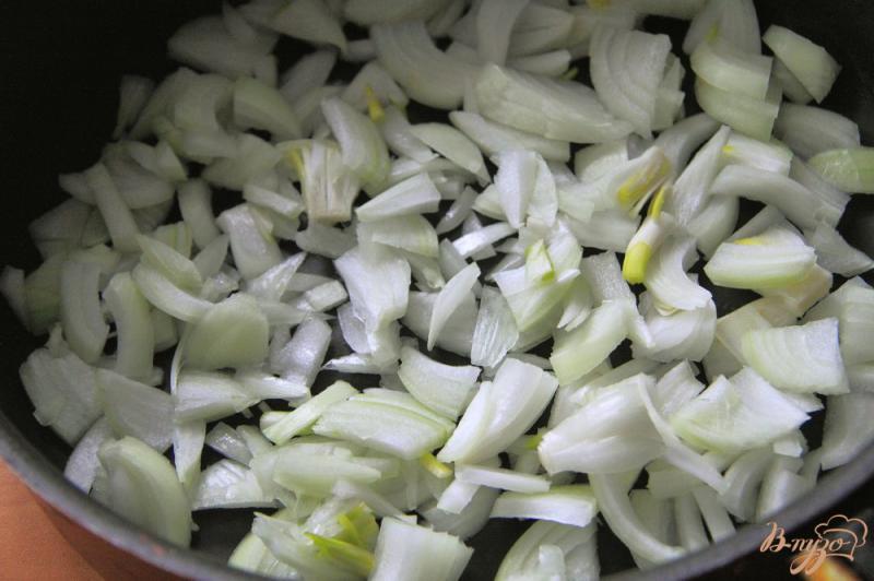 Фото приготовление рецепта: Макароны с луком и сыром на сковороде шаг №2