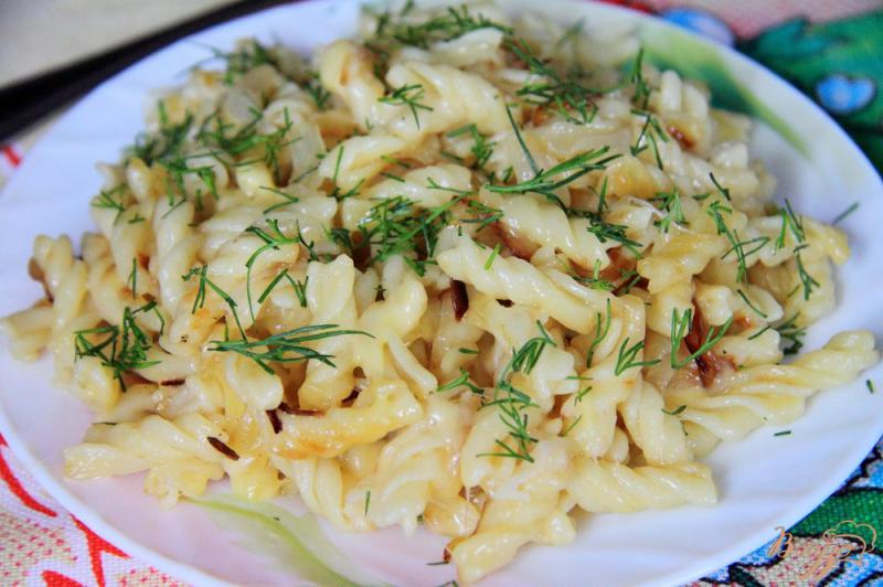 Фото приготовление рецепта: Макароны с луком и сыром на сковороде шаг №6