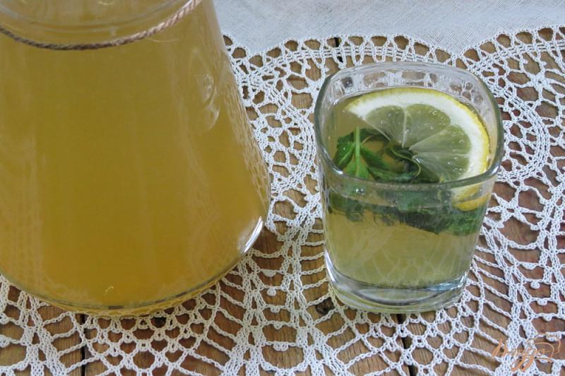 Фото приготовление рецепта: Лимонный напиток с мятой и зелёным чаем шаг №7