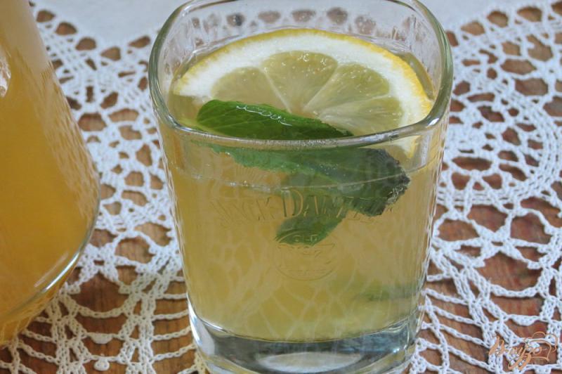 Фото приготовление рецепта: Лимонный напиток с мятой и зелёным чаем шаг №8
