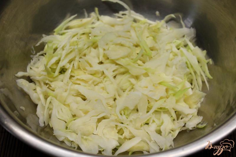 Фото приготовление рецепта: Салат из капусты с кукурузой и печенью шаг №1