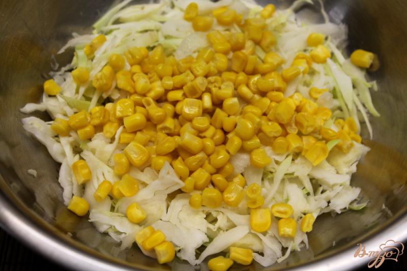 Фото приготовление рецепта: Салат из капусты с кукурузой и печенью шаг №2