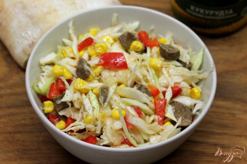 Фото приготовление рецепта: Салат из капусты с кукурузой и печенью шаг №6