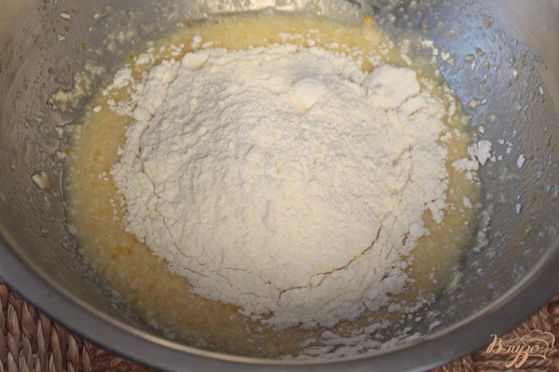 Фото приготовление рецепта: Песочное печенье с черной смородиной шаг №3