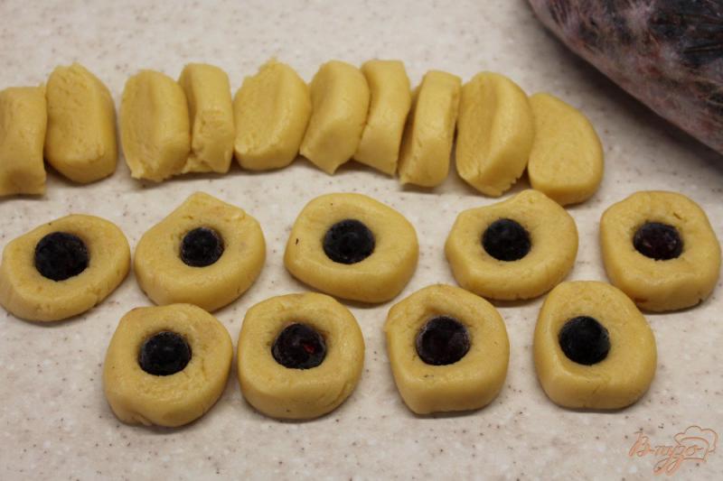 Фото приготовление рецепта: Песочное печенье с черной смородиной шаг №5