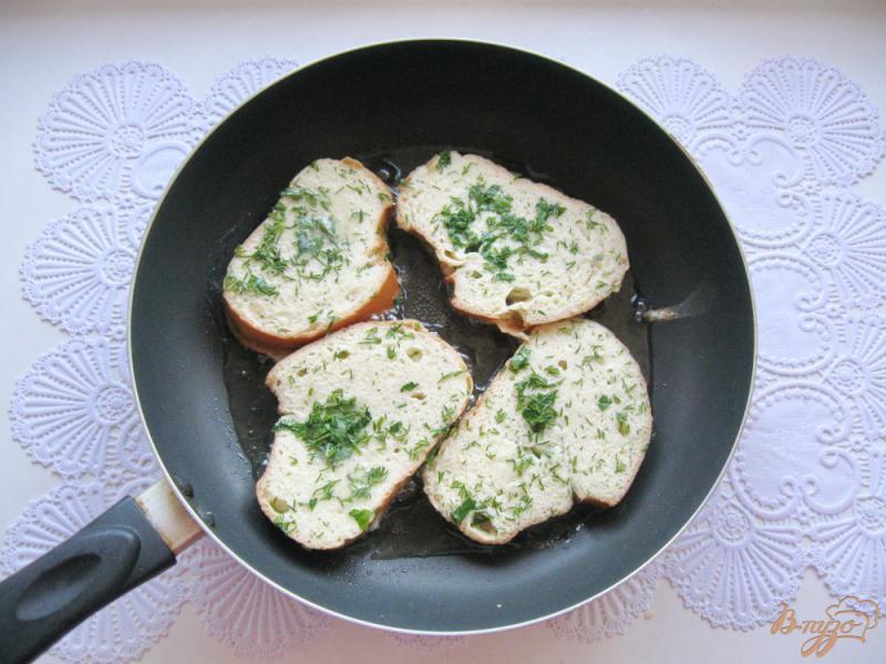 Фото приготовление рецепта: Гренки с зеленью и чесноком шаг №5