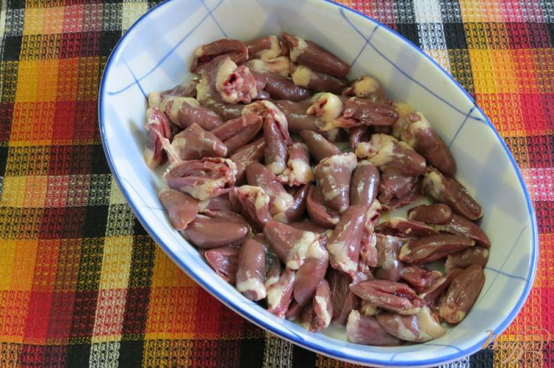 Фото приготовление рецепта: Куриные сердечки с помидорами шаг №3