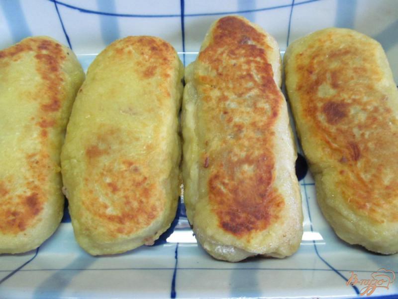 Фото приготовление рецепта: Картофельные рулеты с фаршем шаг №7