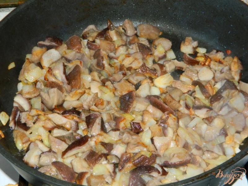 Фото приготовление рецепта: Куриный суп с грибами шаг №3