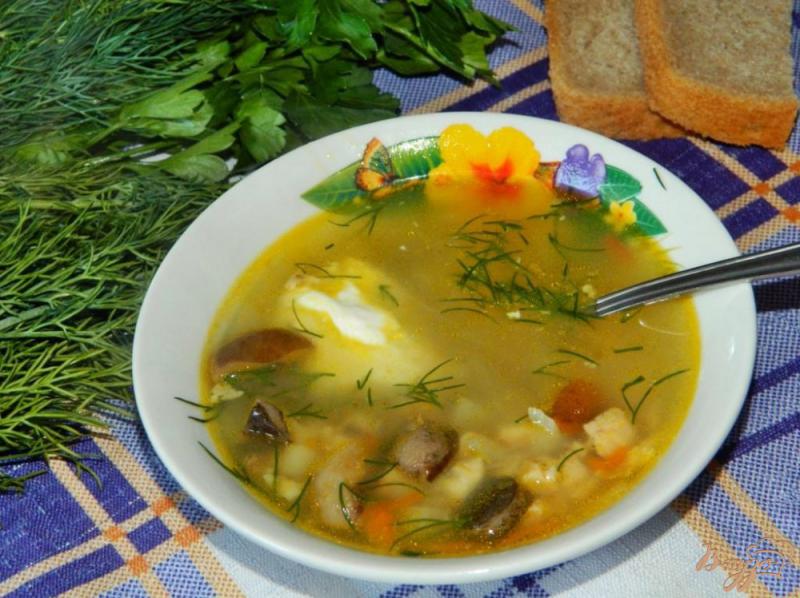 Фото приготовление рецепта: Куриный суп с грибами шаг №6
