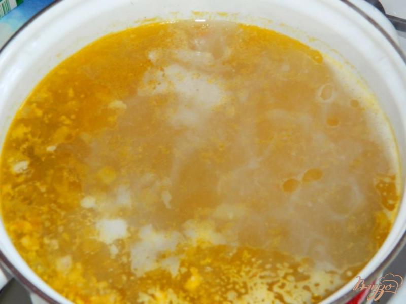 Фото приготовление рецепта: Куриный суп с грибами шаг №5