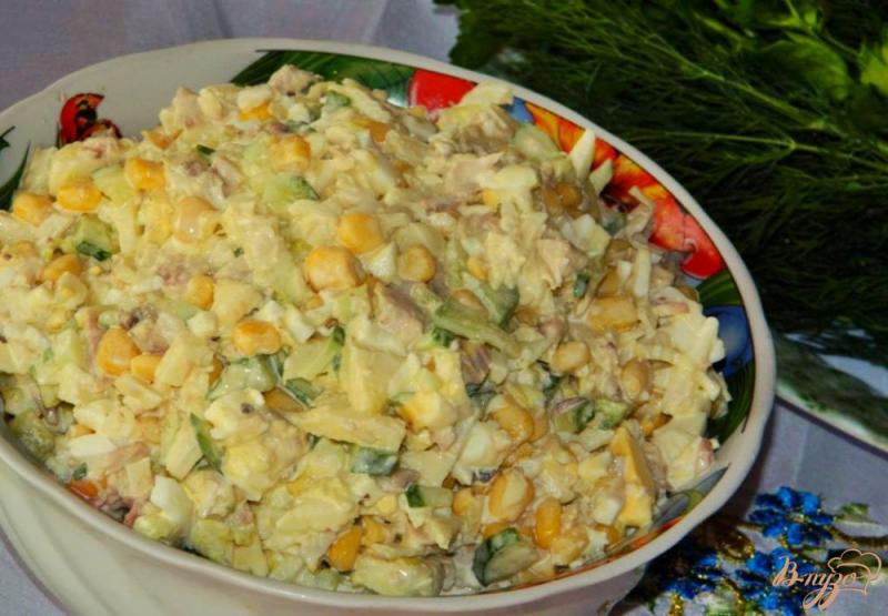 Фото приготовление рецепта: Куриный салат с огурцами и кукурузой шаг №5