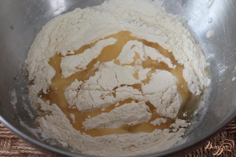 Фото приготовление рецепта: Дрожжевые пирожки с абрикосом шаг №3