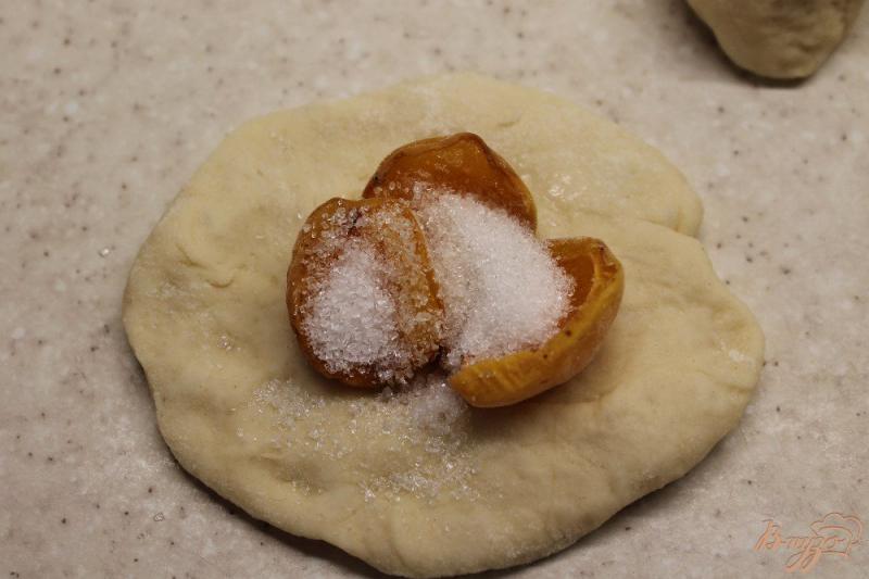 Фото приготовление рецепта: Дрожжевые пирожки с абрикосом шаг №7