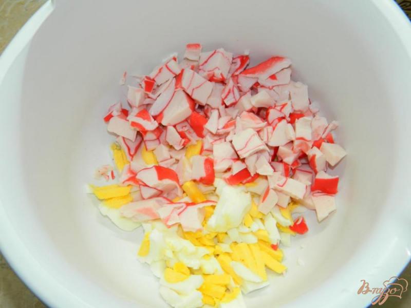 Фото приготовление рецепта: Салат с крабовыми палочками и стручковой фасолью шаг №2