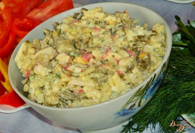 Фото приготовление рецепта: Салат с крабовыми палочками и стручковой фасолью шаг №5