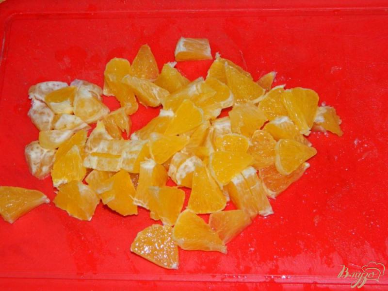 Фото приготовление рецепта: Салат с курицей апельсинами и крабовыми палочками шаг №2