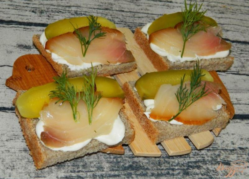 Фото приготовление рецепта: Бутерброды с копченой рыбой и маринованными огурцами шаг №5