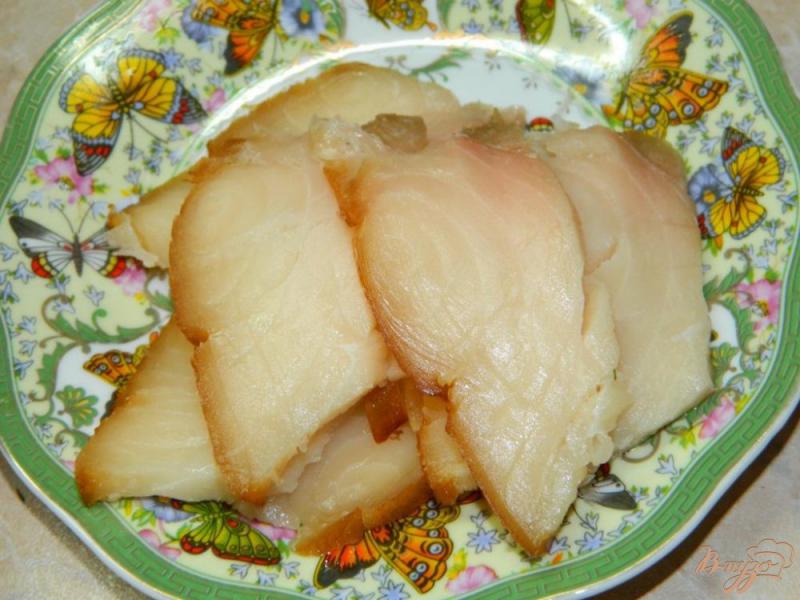 Фото приготовление рецепта: Бутерброды с копченой рыбой и маринованными огурцами шаг №1