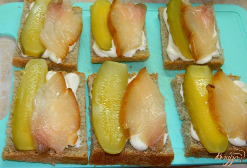 Фото приготовление рецепта: Бутерброды с копченой рыбой и маринованными огурцами шаг №4