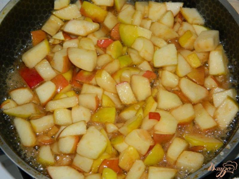 Фото приготовление рецепта: Творожный десерт с карамелизированными яблоками шаг №3