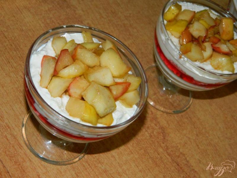 Фото приготовление рецепта: Творожный десерт с карамелизированными яблоками шаг №5