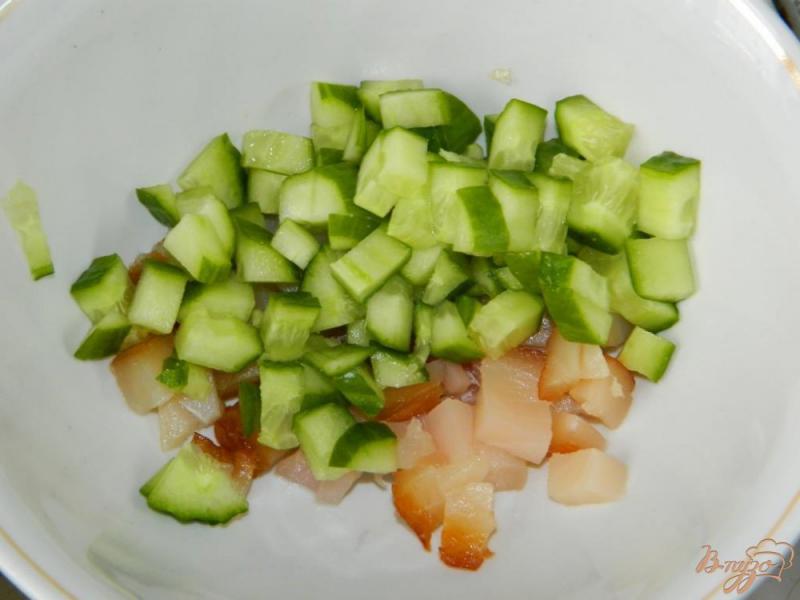 Фото приготовление рецепта: Салат с копченой рыбой и помидорами шаг №2