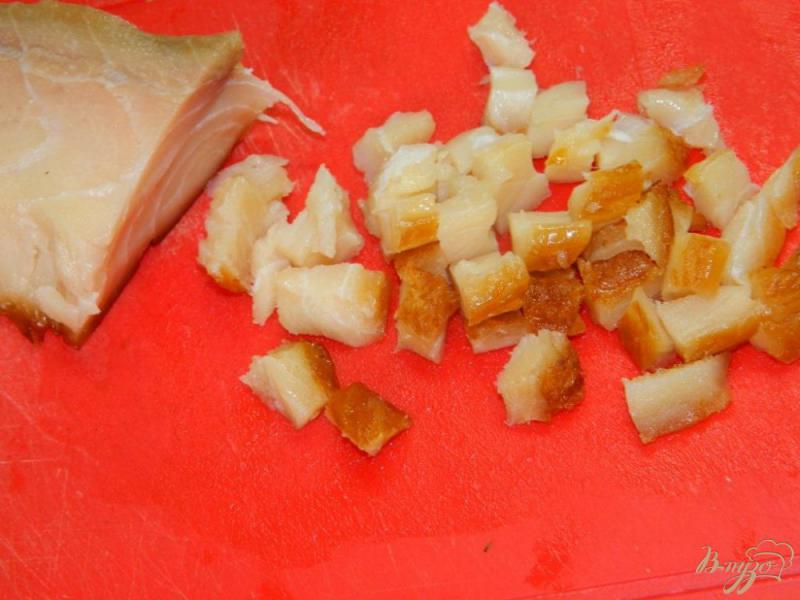 Фото приготовление рецепта: Салат с копченой рыбой и помидорами шаг №1