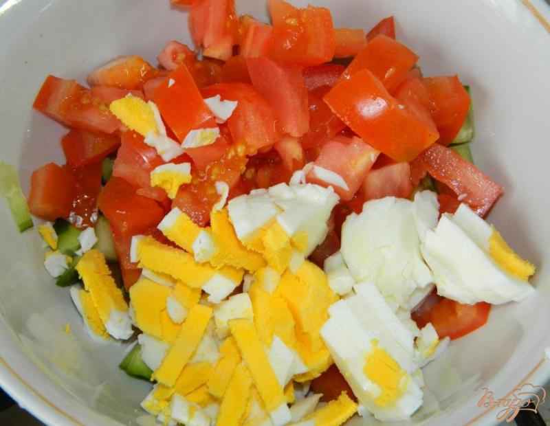 Фото приготовление рецепта: Салат с копченой рыбой и помидорами шаг №4