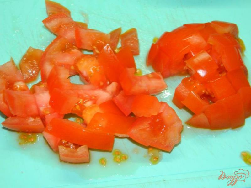 Фото приготовление рецепта: Салат с копченой рыбой и помидорами шаг №3