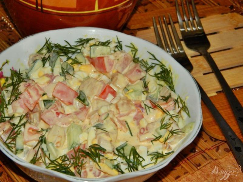 Фото приготовление рецепта: Салат с копченой рыбой и помидорами шаг №5