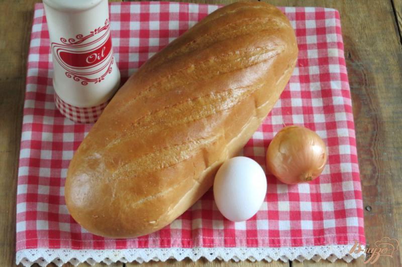 Фото приготовление рецепта: Гренки с яйцом, лукром и зеленью шаг №1