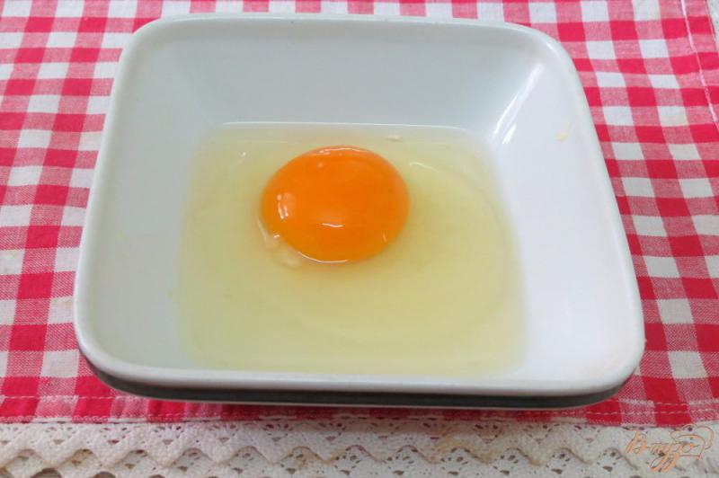 Фото приготовление рецепта: Гренки с яйцом, лукром и зеленью шаг №2