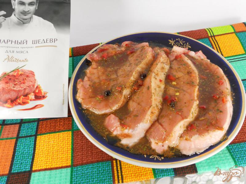 Фото приготовление рецепта: Острые свиные стейки с мандариново-медовым соусом шаг №4