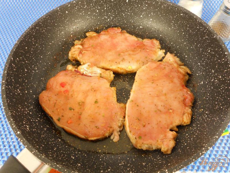 Фото приготовление рецепта: Острые свиные стейки с мандариново-медовым соусом шаг №6