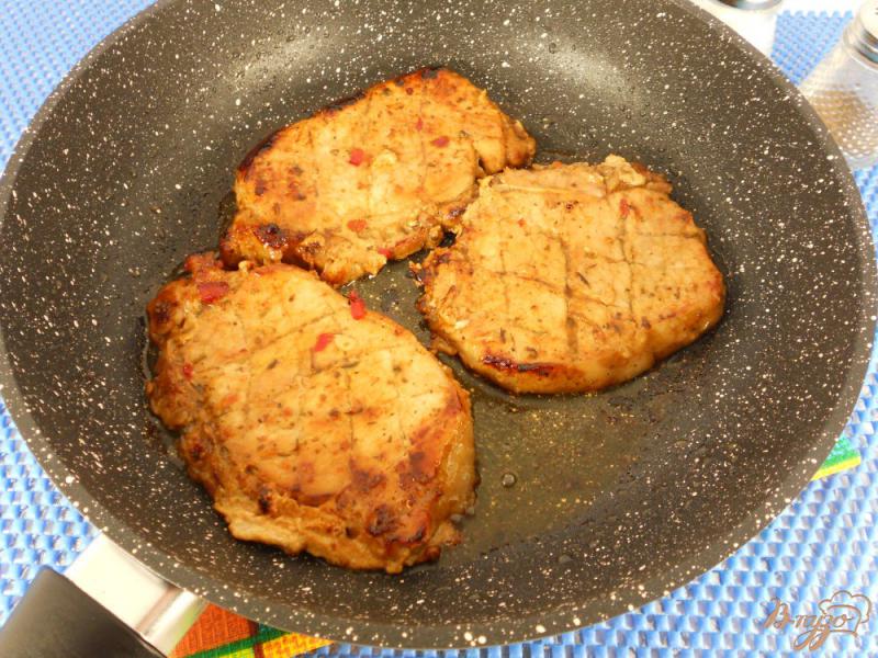 Фото приготовление рецепта: Острые свиные стейки с мандариново-медовым соусом шаг №7