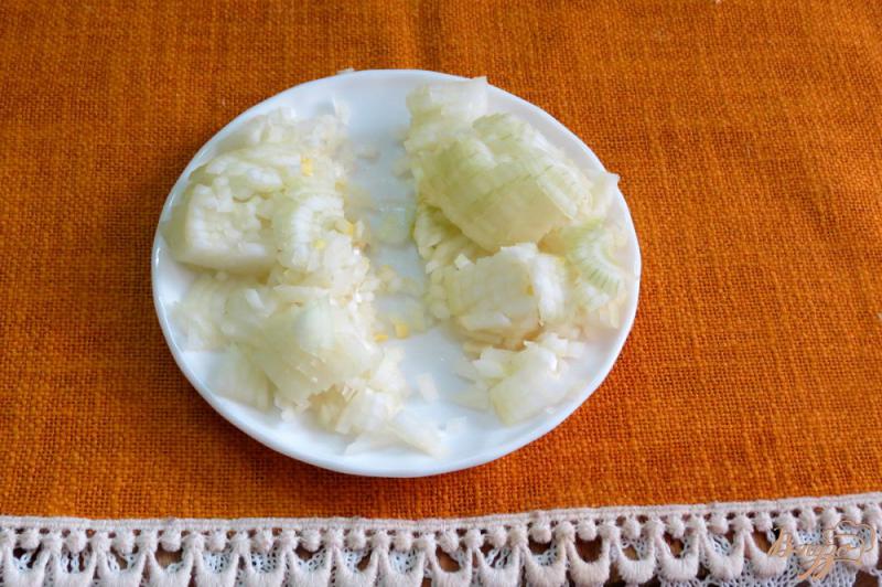 Фото приготовление рецепта: Салат из сардин и крекеров шаг №2